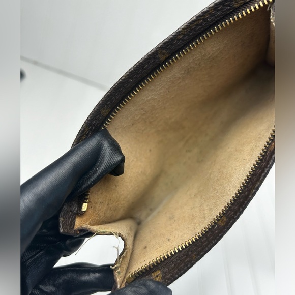 Louis Vuitton Vintage Monogram 
Canvas Toiletry Pouch 17 Cosmetic Bag - Picture 13 of 16